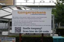 Overkapping geplaatst voor ingang ziekenhuis Tjongerschans