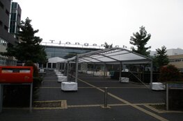 Overkapping geplaatst voor ingang ziekenhuis Tjongerschans