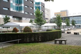 Overkapping geplaatst voor ingang ziekenhuis Tjongerschans