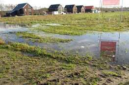 Nat op het land in de wijk Skoatterwald in Heerenveen