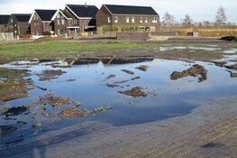 Nat op het land in de wijk Skoatterwald in Heerenveen