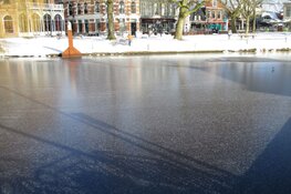 Laagje ijs op het water van de Heeresloot in Heerenveen in beeld!
