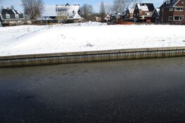 Laagje ijs op het water van de Heeresloot in Heerenveen in beeld!