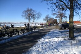 Schaatsen op het ijs van het Nannewijd bij Oudehaske in beeld