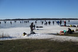 Schaatsen op het ijs van het Nannewijd bij Oudehaske in beeld