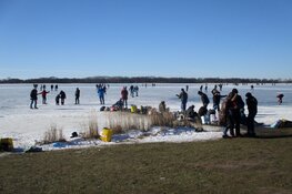 Schaatsen op het ijs van het Nannewijd bij Oudehaske in beeld