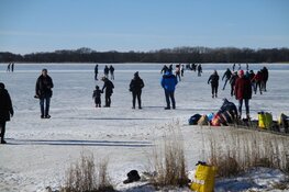 Schaatsen op het ijs van het Nannewijd bij Oudehaske in beeld