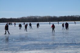 Schaatsen op het ijs van het Nannewijd bij Oudehaske in beeld