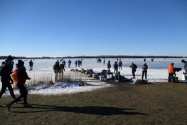 Schaatsen op het ijs van het Nannewijd bij Oudehaske in beeld