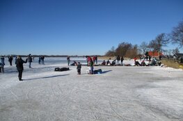 Schaatsen op het ijs van het Nannewijd bij Oudehaske in beeld
