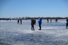 Schaatsen op het ijs van het Nannewijd bij Oudehaske in beeld