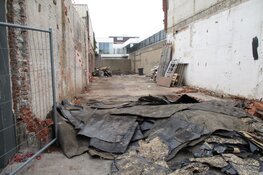 Sloop van voormalig winkelpand aan de Dracht in Heerenveen vordert