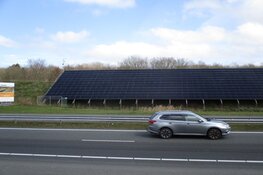 Nieuwe zonnepanelen langs de A32 ter hoogte van Oudeschoot