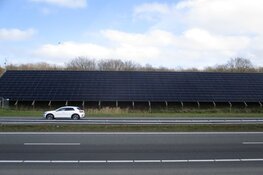 Nieuwe zonnepanelen langs de A32 ter hoogte van Oudeschoot