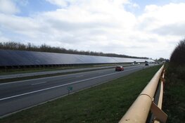 Nieuwe zonnepanelen langs de A32 ter hoogte van Oudeschoot
