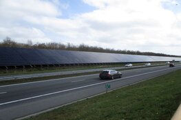 Nieuwe zonnepanelen langs de A32 ter hoogte van Oudeschoot