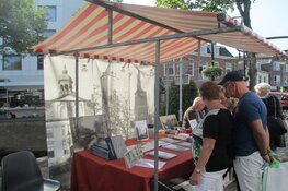 Gezellige drukte op de Turfstekers markt in Heerenveen