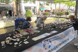 Gezellige drukte op de Turfstekers markt in Heerenveen