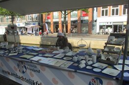 Gezellige drukte op de Turfstekers markt in Heerenveen