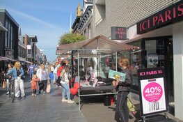 Gezellige drukte op de Turfstekers markt in Heerenveen