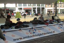 Gezellige drukte op de Turfstekers markt in Heerenveen