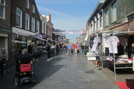 Gezellige drukte op de Turfstekers markt in Heerenveen