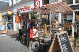 Gezellige drukte op de Turfstekers markt in Heerenveen