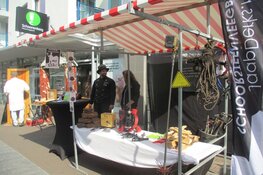 Gezellige drukte op de Turfstekers markt in Heerenveen
