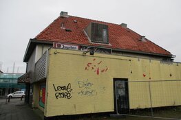 Bouwhekken geplaatst aan de Kerkstraat voor de bouw van een appartementen gebouw