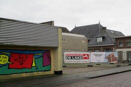 Bouwhekken geplaatst aan de Kerkstraat voor de bouw van een appartementen gebouw