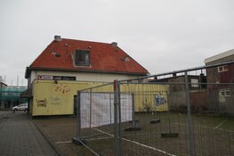 Bouwhekken geplaatst aan de Kerkstraat voor de bouw van een appartementen gebouw