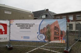 Bouwhekken geplaatst aan de Kerkstraat voor de bouw van een appartementen gebouw
