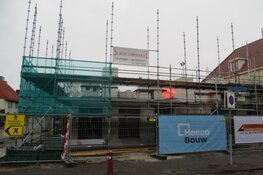 Bouw van studio woningen en twee woningen aan de Nieuwstraat in Heerenveen vordert