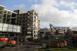Sloop voormalig zorg service flat Oranjewoud in Heerenveen vordert