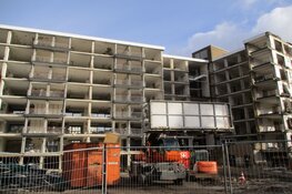 Sloop voormalig zorg service flat Oranjewoud in Heerenveen vordert