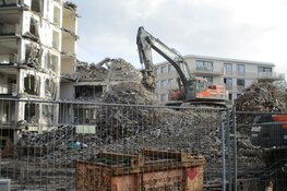 Sloop voormalig zorg service flat Oranjewoud in Heerenveen vordert