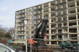 Sloop voormalig zorg service flat Oranjewoud in Heerenveen vordert