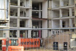 Sloop voormalig zorg service flat Oranjewoud in Heerenveen vordert