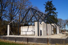 Bouw en verbouwingswerkzaamheden boerderij Donglust in Oranjewoud vordert