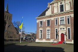 Voor het Gemeentehuis van Heerenveen wappert de vlag van de Oekraïne