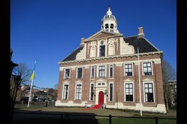 Voor het Gemeentehuis van Heerenveen wappert de vlag van de Oekraïne