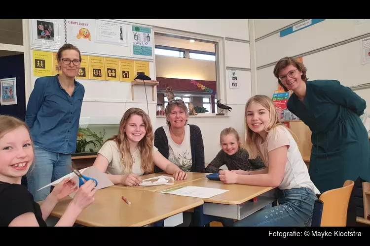 Wethouder Irona Groeneveld te gast bij het Internationaal afvalproject &#39;De Schone Stad&#39; in Rottum