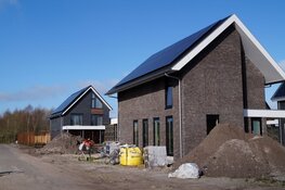 Bouw van nieuwe woningen aan de Regentesselaan in Heerenveen vordert gestaag