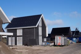 Bouw van nieuwe woningen aan de Regentesselaan in Heerenveen vordert gestaag