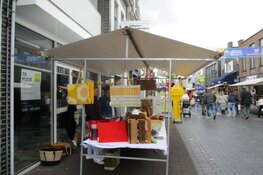 Gezellige drukte op de Outletmarkt in Heerenveen