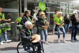 Gezellige drukte op de Outletmarkt in Heerenveen