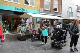 Gezellige drukte op de Outletmarkt in Heerenveen