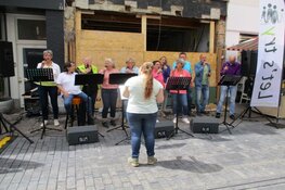Gezellige drukte op de Outletmarkt in Heerenveen