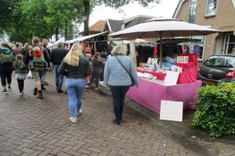 Gezellige drukte op de Skoattermarkt in Oudeschoot
