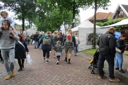 Gezellige drukte op de Skoattermarkt in Oudeschoot